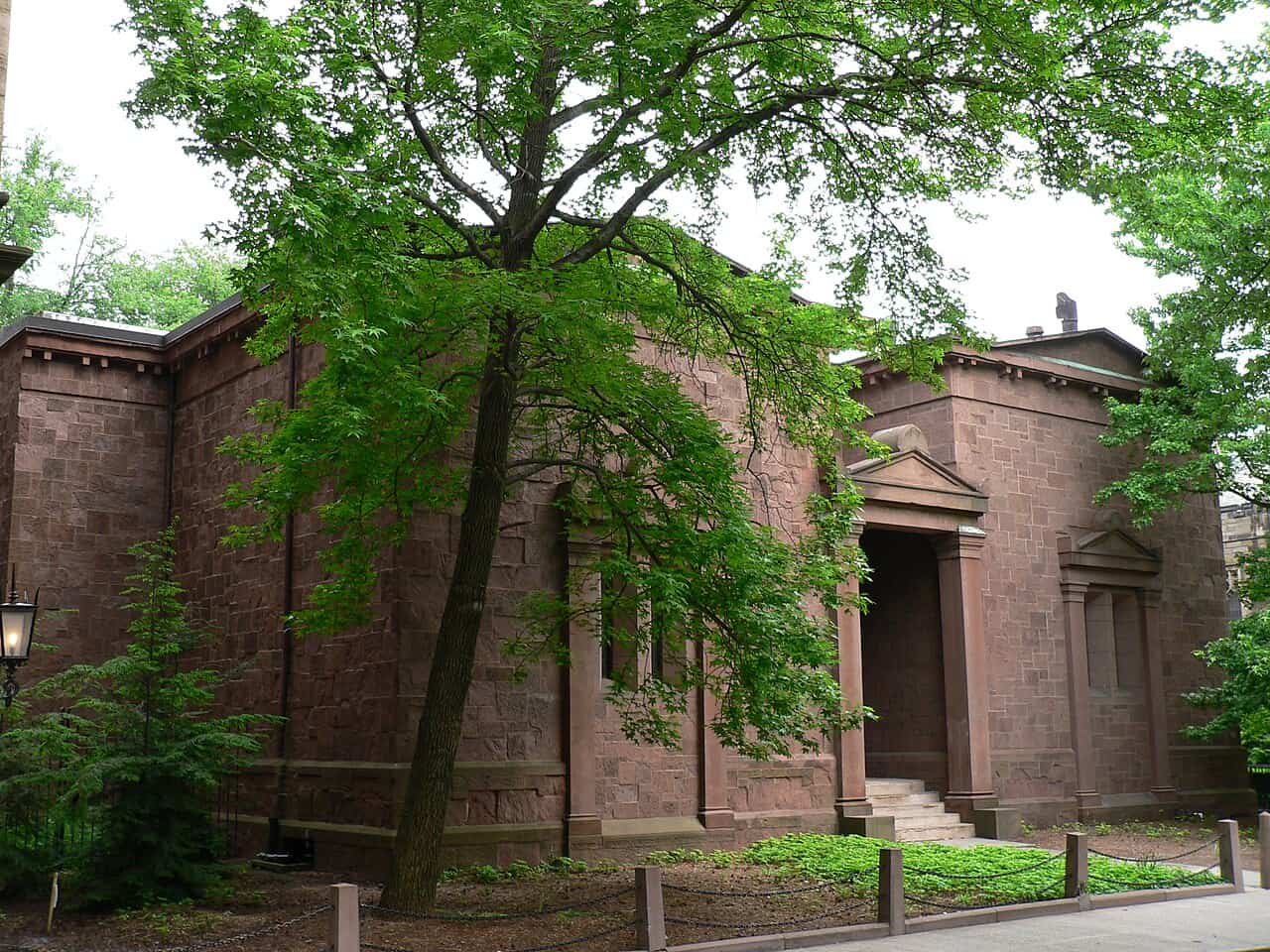 Yale Skull and Bones facade from angle