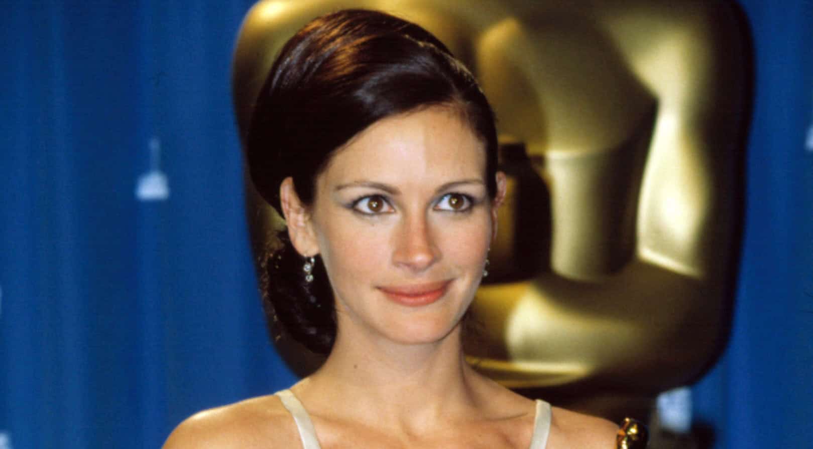 Julia Roberts, wearing Valentino, at Academy Awards, 3/25/2001