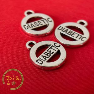 Круглий кулон із написом DIABETIC усередині — медичний кулон-ідентифікатор із нержавіючої сталі для людей із цукровим діабетом.