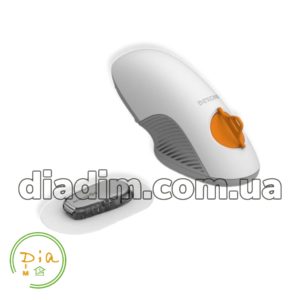 Сенсор Dexcom G6 встановлений на тілі, крупний план пристрою на фоні смартфону з графіком глюкози в додатку.