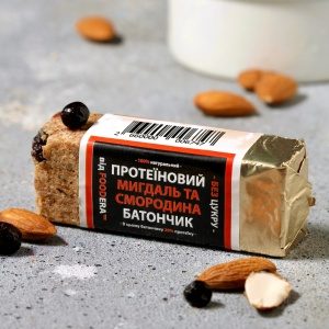 Протеїновий батончик Foodera «Смородина + Мигдаль» 50 г — фольгована упаковка на білому фоні.