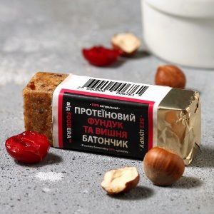 Протеїновий батончик без цукру Foodera Вишня Фундук 50 г — вигляд упаковки на білому фоні