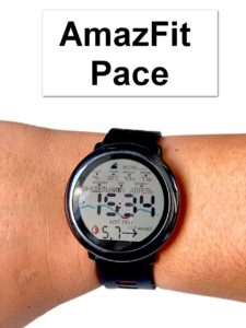 Цифровий годинник AmazFit Pace на руці з дисплеєм та інформацією про час, дату і рівень заряду батареї.