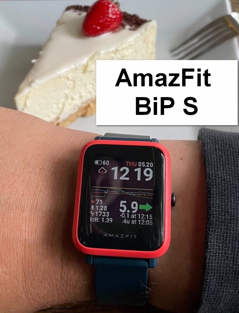 Фітнес-годинник AmazFit BiP S на руці з тортом і написом на фоні.