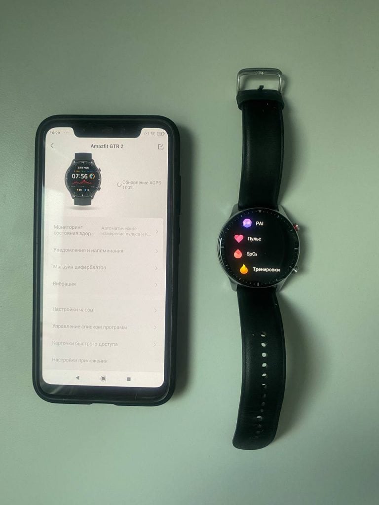 Смарт-годинник і смартфон з додатком для моніторингу рівня цукру в крові.