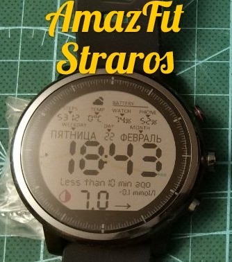 Цифровий годинник AmazFit Stratos на зеленій підкладці з датою і часом.