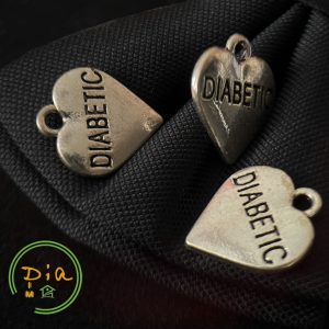 Міні-кулон-сердечко з написом DIABETIC із нержавіючої сталі — легкий медичний кулон-ідентифікатор для людей із цукровим діабетом.