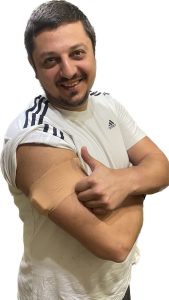 Чоловік з діабетом робить уколи, посміхається і показує великий палець.