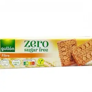 Упаковка печива без цукру Gullón Diet Nature Fibra на білому фоні, поряд кілька печив для демонстрації структури.