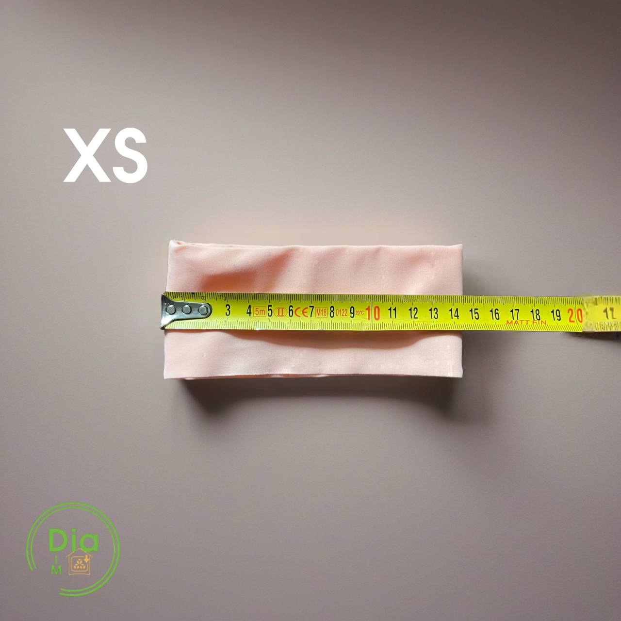 Пояс для помпи і діабетичних гаджетів тілесного кольору з мірною стрічкою, розмір XS, на світлому фоні.