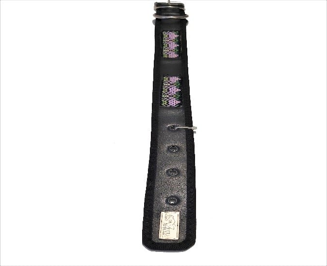 Protector de correa para perro de tela resistente con diseño trenzado en negro y detalles en verde y morado, ajustable y cómodo para mascotas.