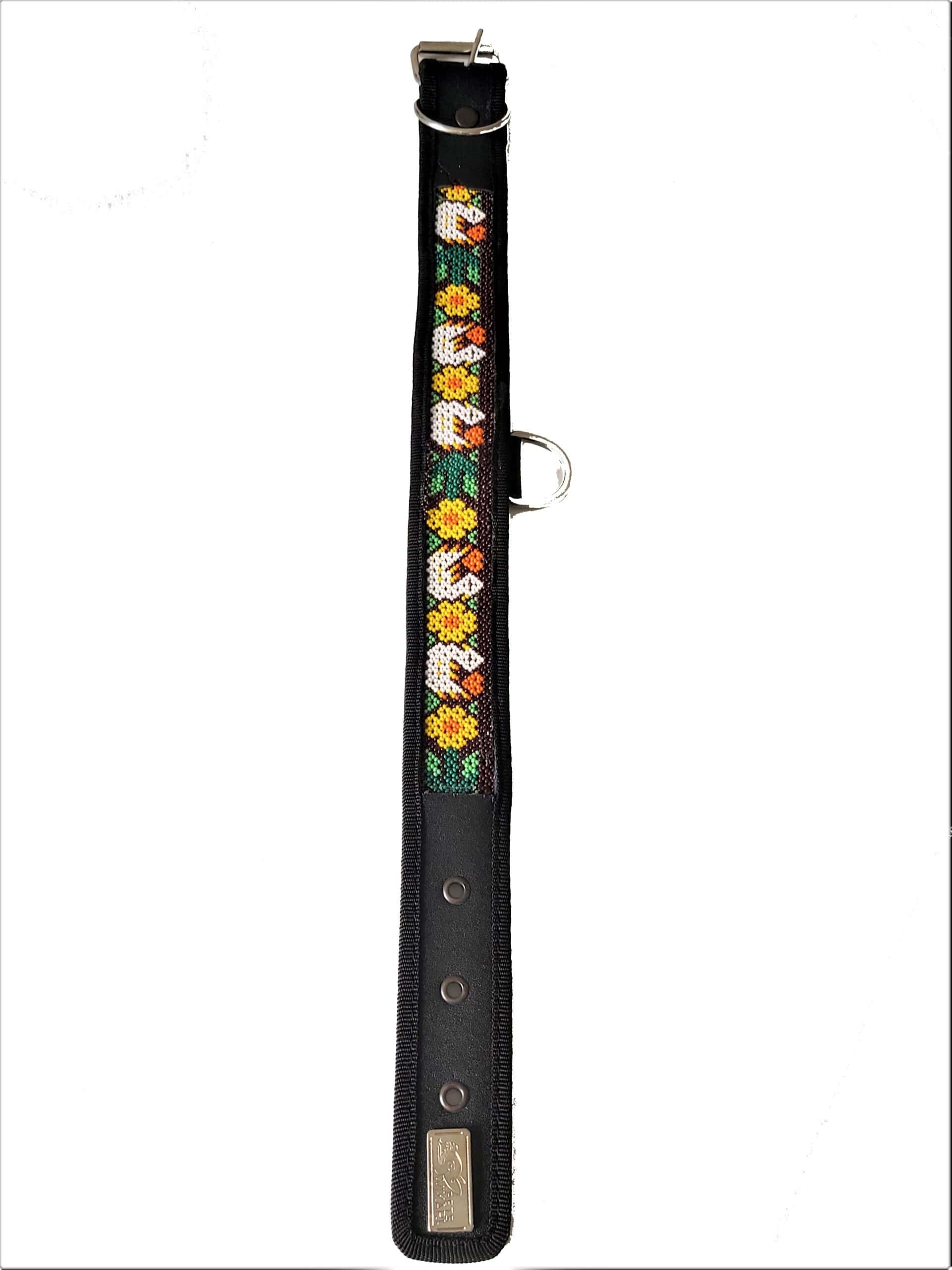Collar para perros artesanal con bordado de flores y gallos, hecho a mano en México, resistente y cómodo, ideal para mascotas con estilo tradicional y cultural.