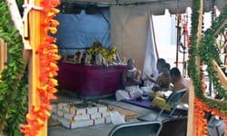 Hindu-priests1b