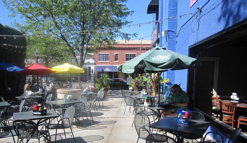 Burger-moes-patio