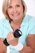 Woman-lifting-a-dumbbell