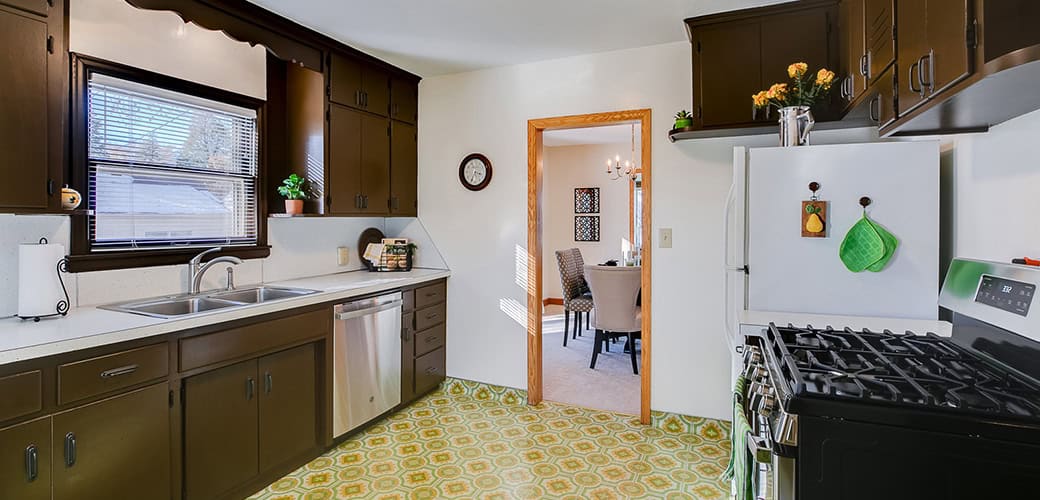 3000 Stinson – slider kitchen1