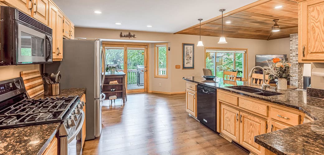 5857 Magnolia   Slider Kitchen1jpg