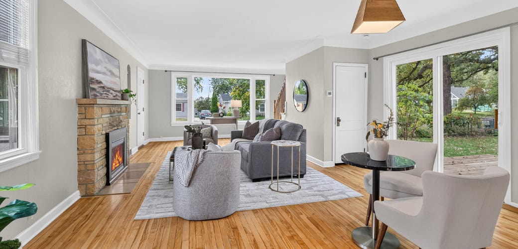 7418 Edgebrook   Slider Living1