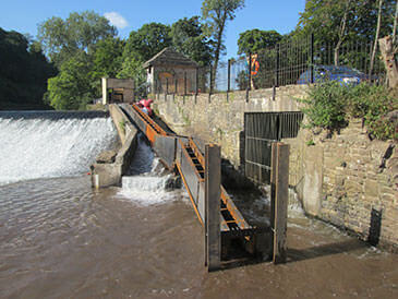 Temporary Alaskan ‘A’ fish pass installed to allow adjacent construction of a new Larinier fish pass and 400 kW Archimedean screw hydro system.