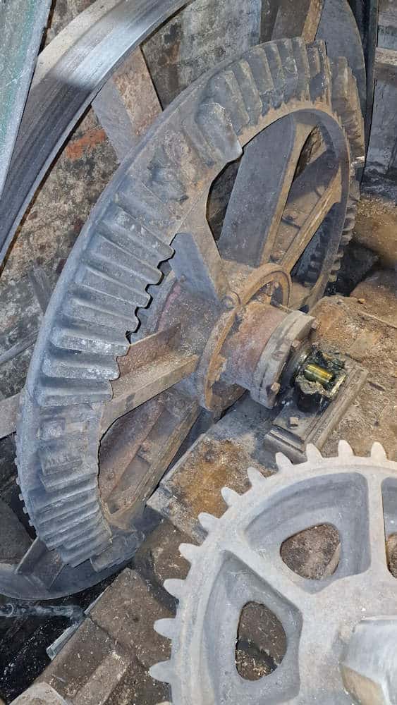 the exposed drive end and pit wheel