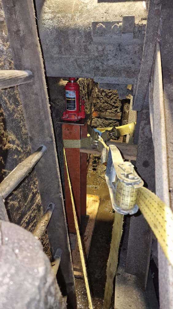 the steel post and hydraulic jack supporting the wheel