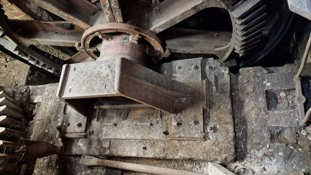 the drive-end pit wheel, the covered plain bearing and the narrow gap between the pit wheel and wheel-pit wall.