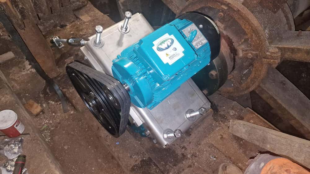 Generator baseplate, generator, driven pulley and drive belts