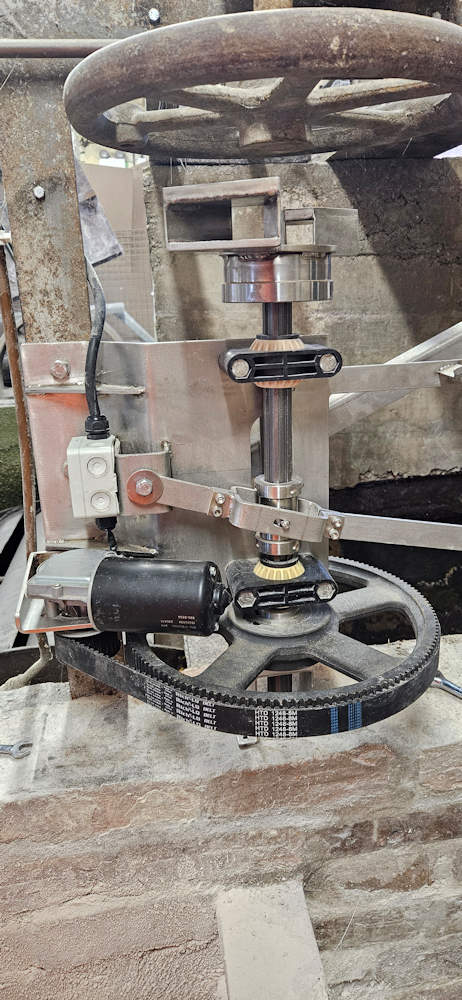 Automating the sluice using a DC motor, gearbox, belt-drive and dog clutch, with a disengagement mechanism