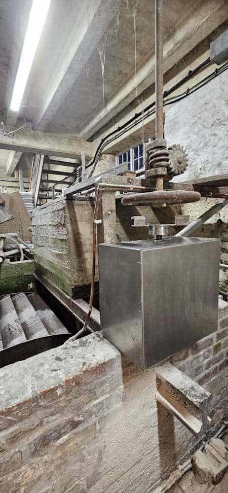 The completed sluice actuation mechanism inside a box-guard enclosure