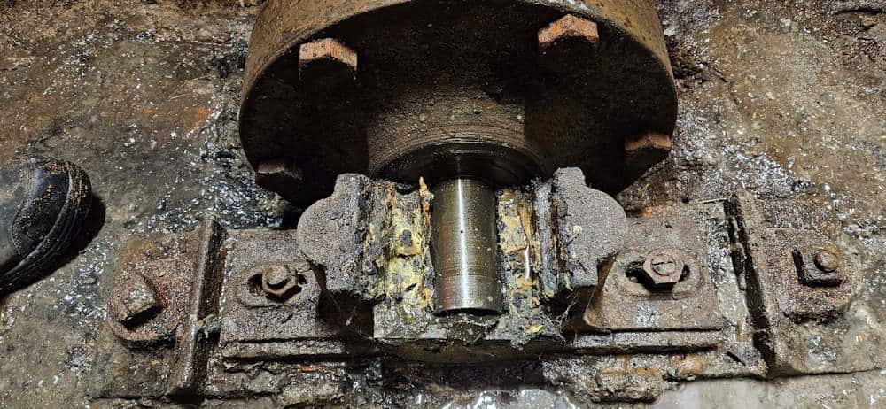 the original non-drive-side stub axle and plain bearing