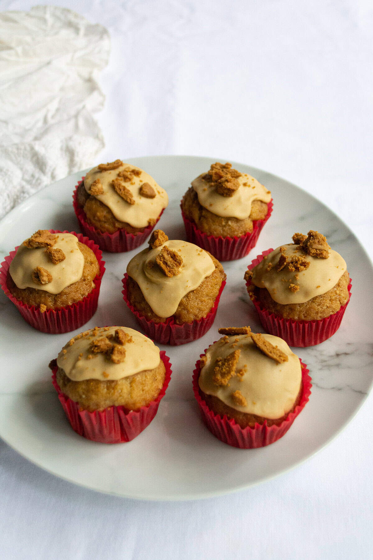vegan biscoff cupcakes on a marble plate