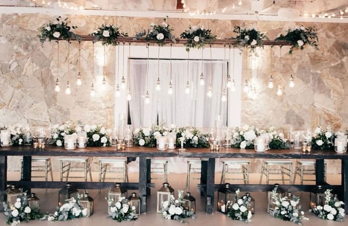 Intimate and Elegant Table Decoration