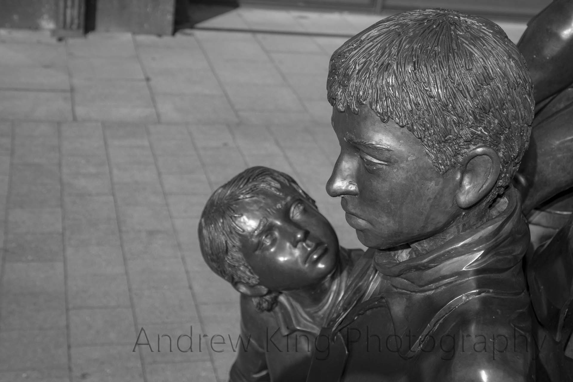 Kindertransport Frank Meisler Hamburg statue Sculpture the final parting bahnhof171807