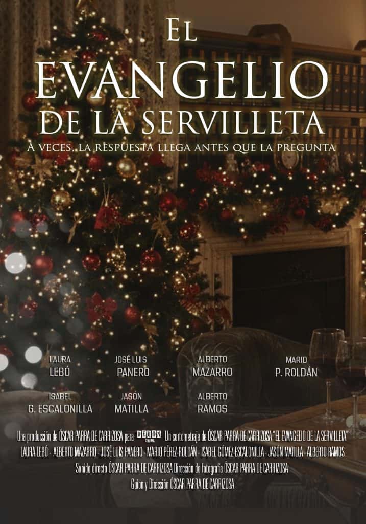 Una decoración navideña con árbol de Navidad decorado con luces y bolas doradas y rojas en un ambiente acogedor con chimenea y mesa con copas de vino, en un salón elegante y festivo una escena navideña cálida y festiva con decoraciones, luz y ambiente acogedor en el salón familiar para capturar la esencia de la Navidad y la calidez del hogar Imagen de decoración navideña en un salón con árbol de Navidad iluminado, ambiente cálido, decoraciones doradas y rojas, chimenea y mesa con copas de vino, creando una atmósfera festiva y acogedora para celebrar la Navidad y el espíritu familiar. Relevancia: alta para temas de Navidad, decoración, ambiente familiar y celebraciones festivas.