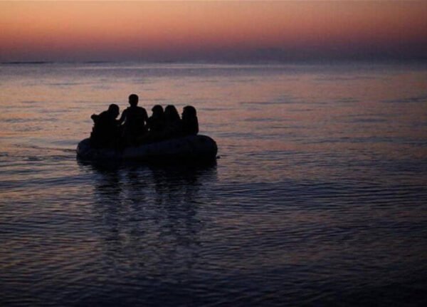 «قامت بما يصعب أن تقوم به أم».. لبنانية رمت طفلها في البحر بعد موته في عبَّارة للاجئين