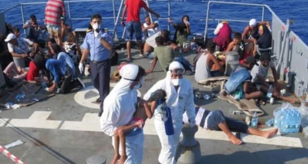 معلومات عن العثور على 37 لبنانياً بينهم اطفال ونساء على متن قارب في عرض البحر !! 1 معلومات عن العثور على 37 لبنانياً بينهم اطفال ونساء على متن قارب في عرض البحر !!