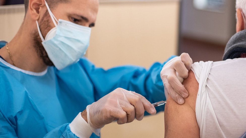 لقاح فيروس كورونا: كيف نكافح الوباء بعيدا عن السياسة؟