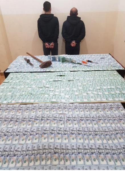 كشف ملابسات جريمة داخل فيلا وتوقف متورطَين بالعملية وسرقة 75 ألف د.