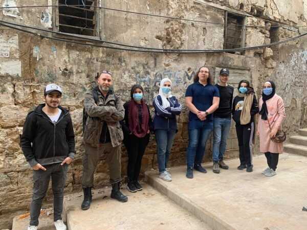 بلدية طرابلس تواصل تنظيف جدران مواقع أثرية في المدينة