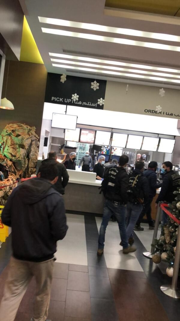 4 مسلحين يسرقون مطعم الماكدونالدز على اوتوستراد زحلة كساره