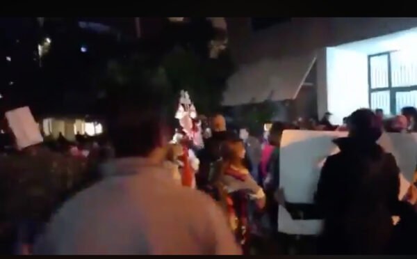 فيديو: محتجون أمام منزل القاضي صوان