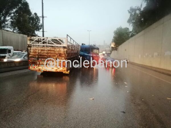 إنزلاق شاحنة على اوتوستراد الصياد