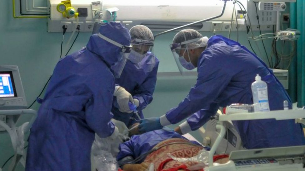 فيروس كورونا: تحقيقات قضائية في وفاة مرضى بمستشفيين حكوميين مصريين بسبب "نقص الأوكسجين"