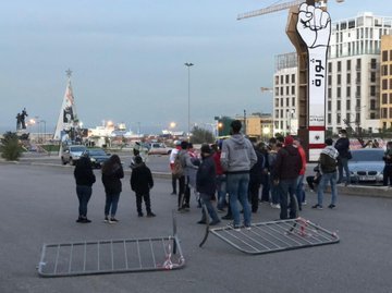 فيديو: قطع الطرقات المؤدية إلى ساحة الشهداء في بيروت