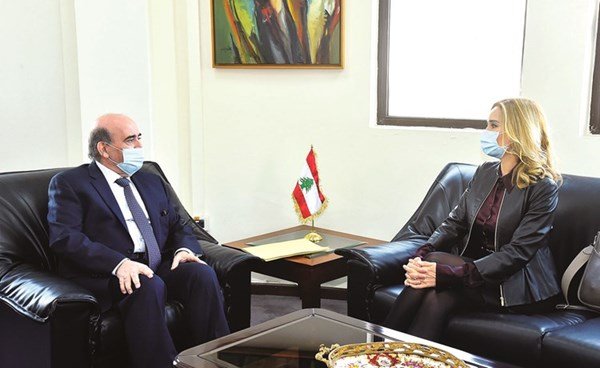 لبنان: مهادنة سياسية على وقع التحقيقات السويسرية والمرجعيات الدينية تضغط لتشكيل الحكومة