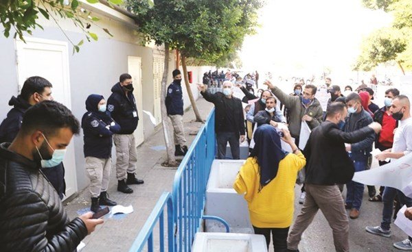 مليونير لبناني يعلن حكومة منفى من باريس.. الإغلاق يهدف إلى تأخير تشكيل الحكومة.. والسفارة الفرنسية لا ترى زيارة «الشيوخ» ملائمة..