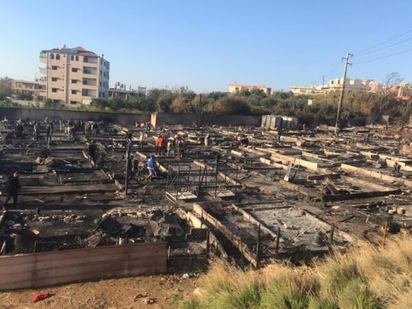 وقفة تضامنية مع المتهمين بإحراق مخيم النازحين على أوتوستراد بحنين المنية