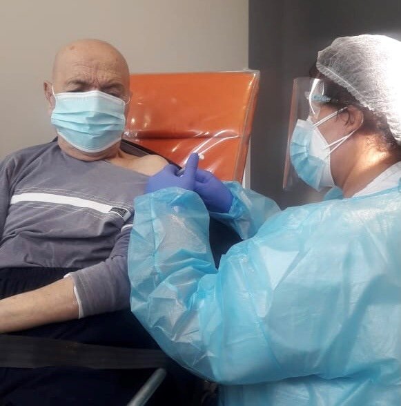 عمره 109 سنوات.. طانيوس طوباليان تلقى اللقاح في مستشفى سيدة المعونات جبيل