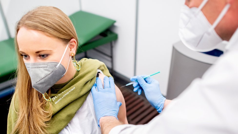 فيروس كورونا: دول الاتحاد الأوروبي تستأنف طرح لقاح أسترازينيكا