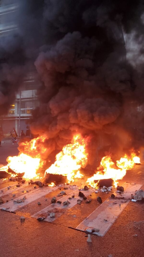 قطع طرقات ساحة الشهداء بالاطارات المشتعلة